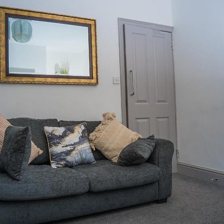 The Highfield Villa, 5 Bedrooms, Northampton Centre, Sleeps 10 Exterior photo