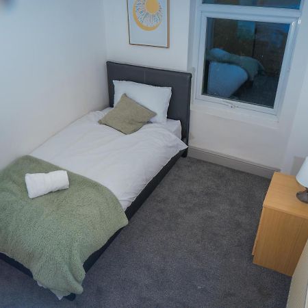 The Highfield Villa, 5 Bedrooms, Northampton Centre, Sleeps 10 Exterior photo