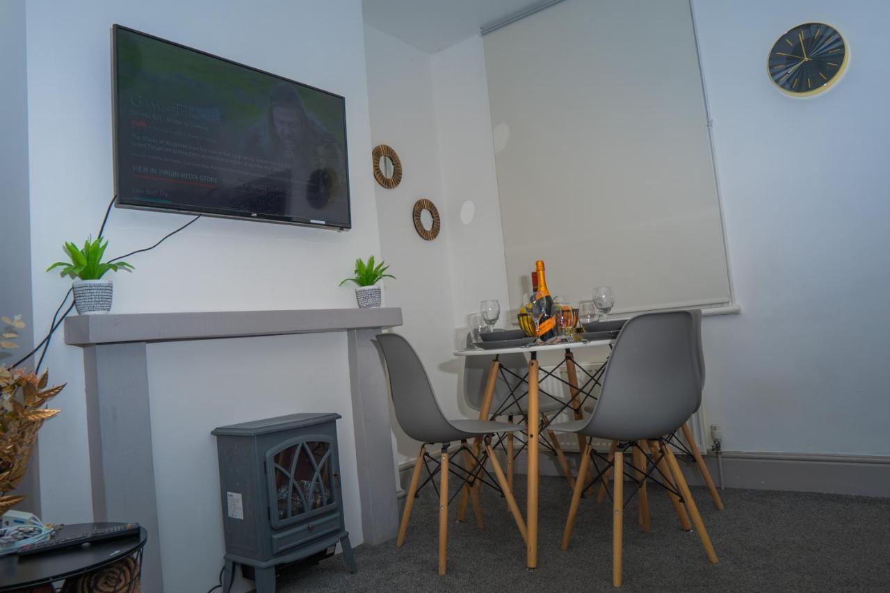 The Highfield Villa, 5 Bedrooms, Northampton Centre, Sleeps 10 Exterior photo