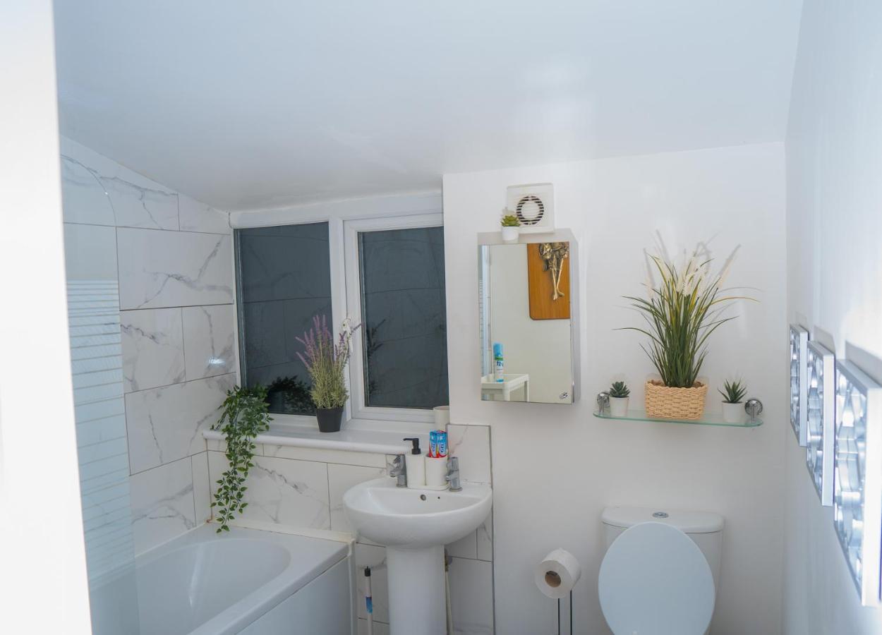 The Highfield Villa, 5 Bedrooms, Northampton Centre, Sleeps 10 Exterior photo