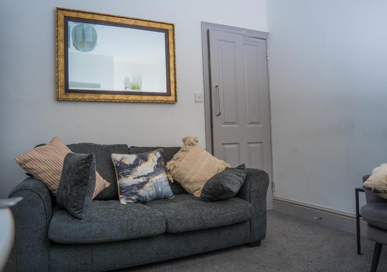 The Highfield Villa, 5 Bedrooms, Northampton Centre, Sleeps 10 Exterior photo