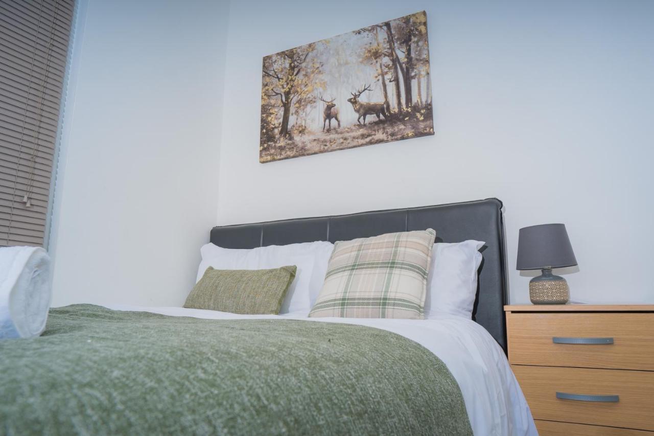The Highfield Villa, 5 Bedrooms, Northampton Centre, Sleeps 10 Exterior photo