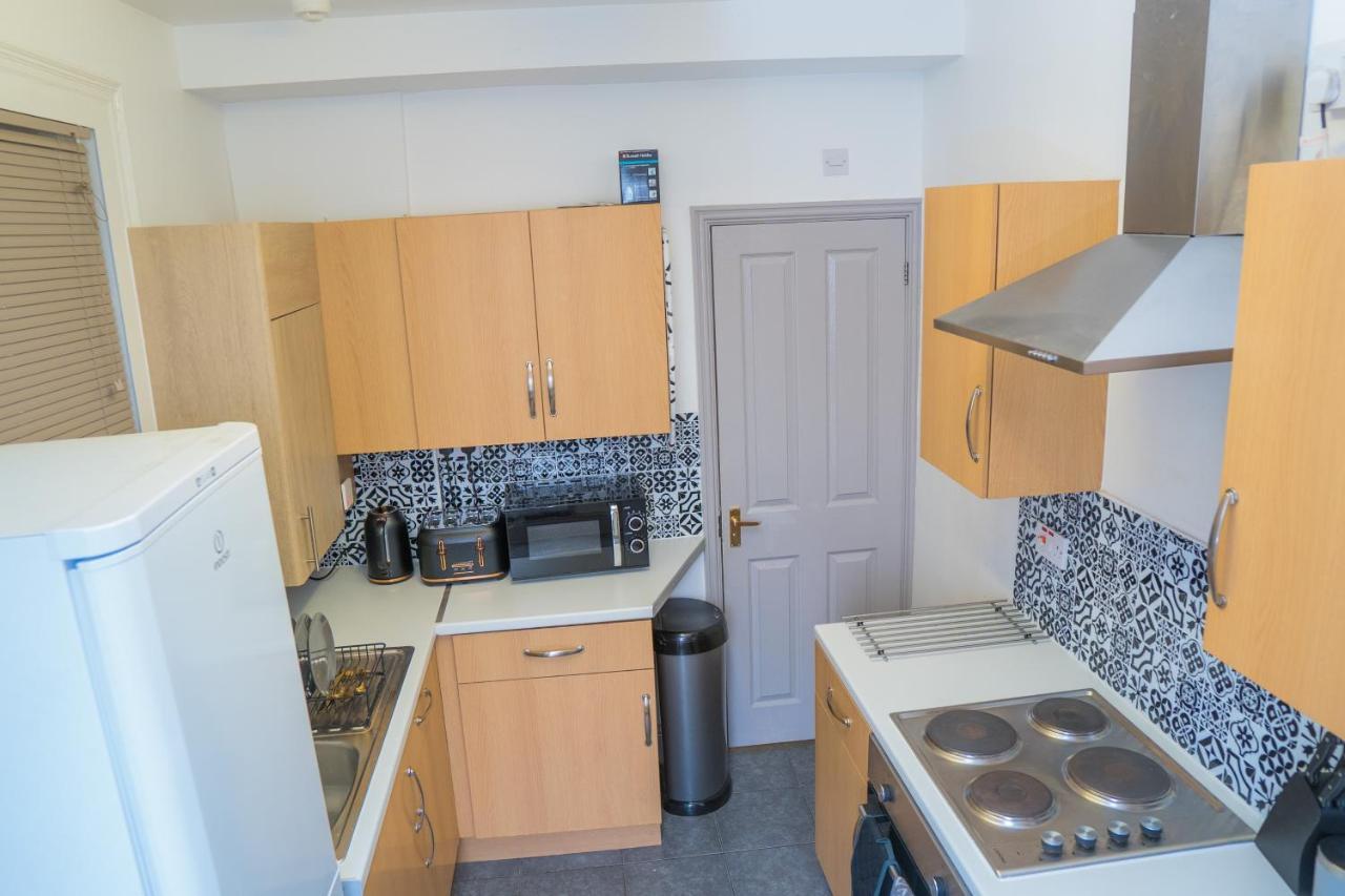The Highfield Villa, 5 Bedrooms, Northampton Centre, Sleeps 10 Exterior photo