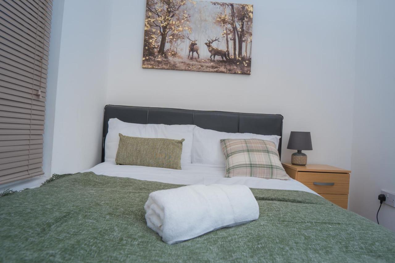 The Highfield Villa, 5 Bedrooms, Northampton Centre, Sleeps 10 Exterior photo