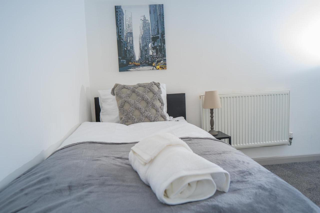 The Highfield Villa, 5 Bedrooms, Northampton Centre, Sleeps 10 Exterior photo