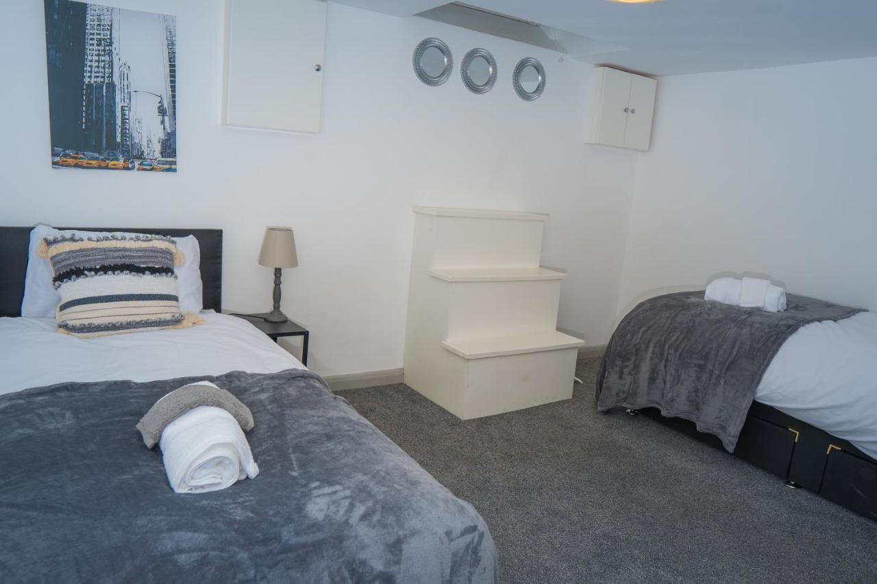 The Highfield Villa, 5 Bedrooms, Northampton Centre, Sleeps 10 Exterior photo